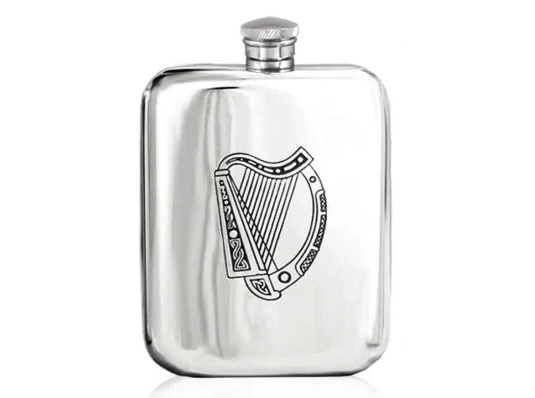 Фляга как стильный аксессуар: от классики до современных подарочных наборов