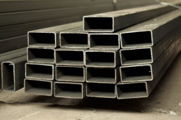 Профільна труба чи швелер 10: що вигідніше та надійніше для стовпів важкого паркану?