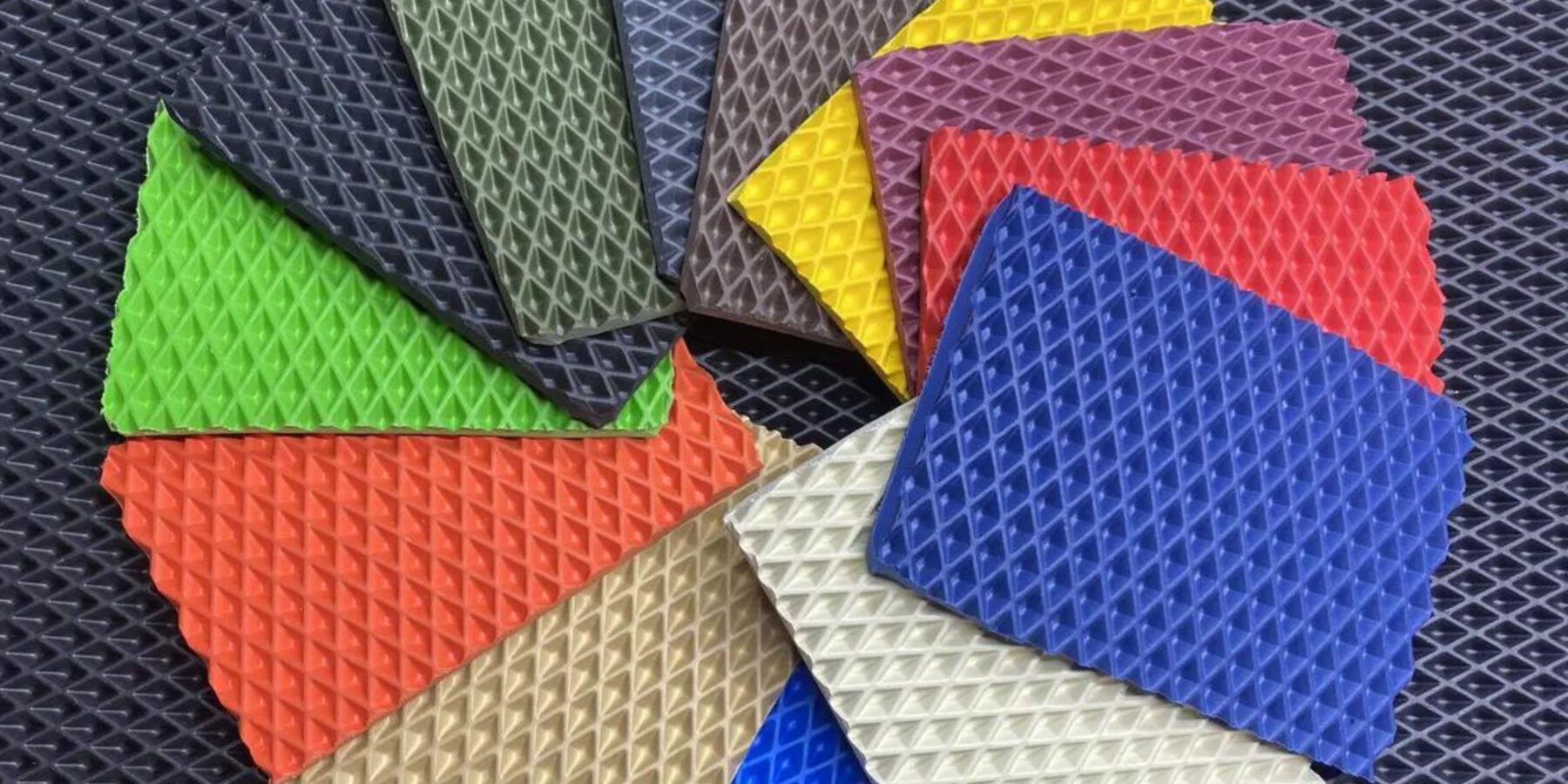 Как правильно подрезать универсальные автоковрики под конфигурацию вашего салона